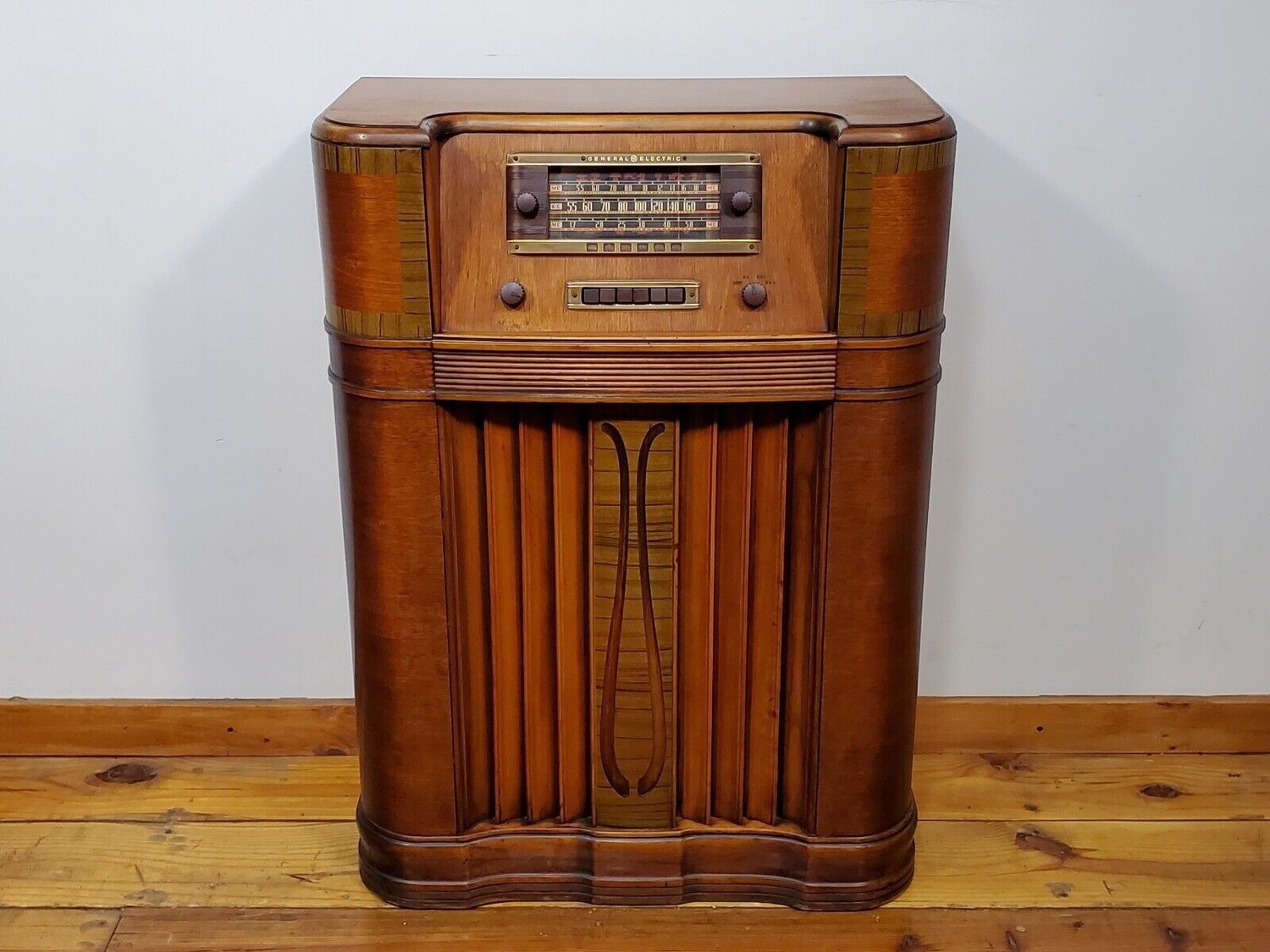 General Electric Model L-915 Radio