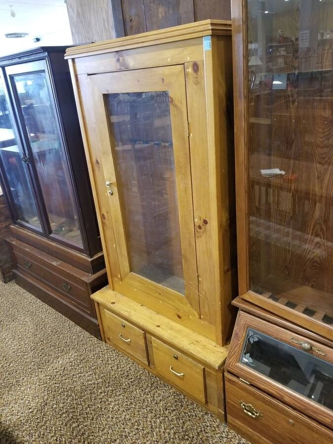 Locking Gun Cabinet with Key