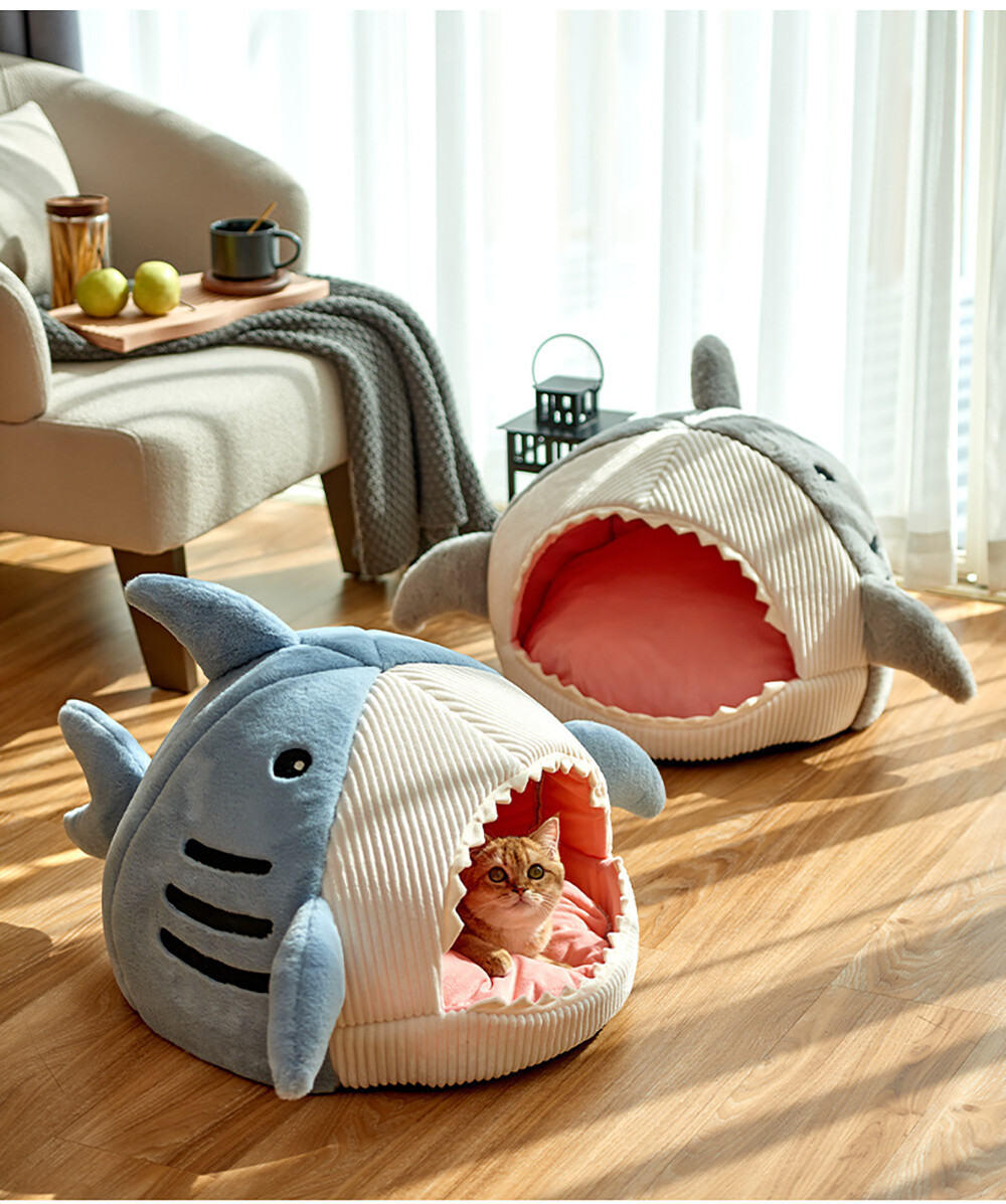 Cozy Cat/Dog Cave Bed - The Ultimate Portable Bed for Sweet Cats and Dogs.