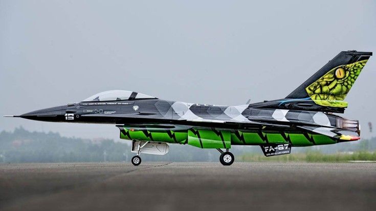 Seitenansicht des JET RULER F‑16 1:6 Scale RC Jets mit detaillierten Scale-Features