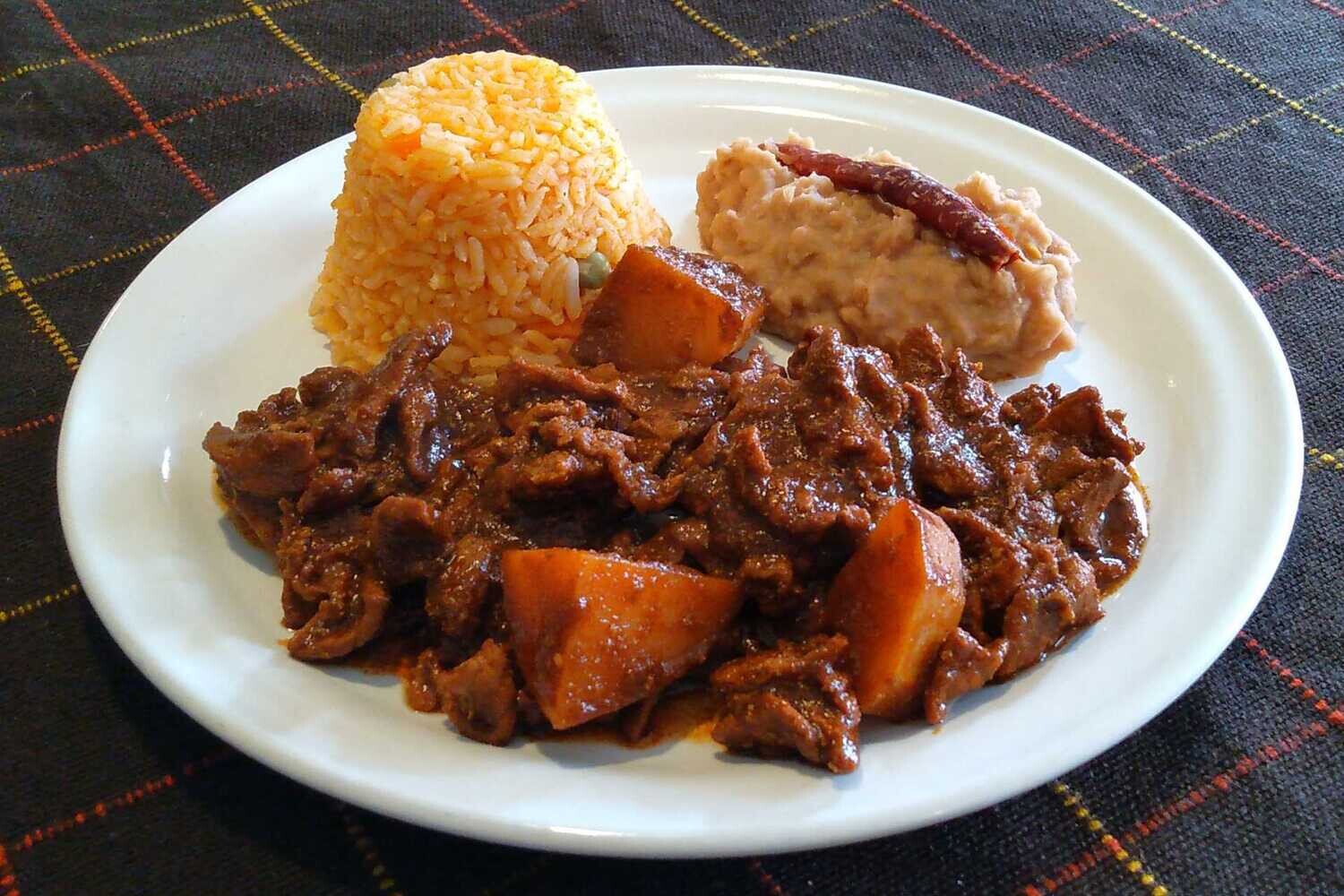 Bistec en chile negro con papas