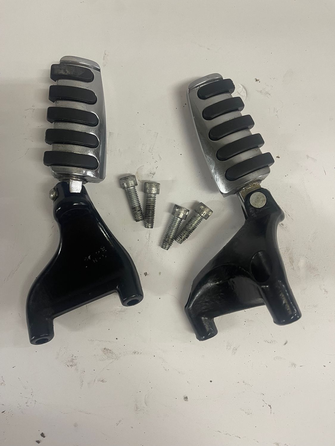 Passenger Pegs w/ Mounts-2009 Harley-Davidson XL1200