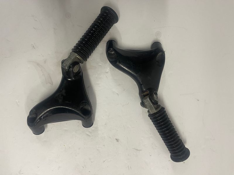 Passenger Foot Pegs and Brackets--2006 Harley Davidson Sportster XL1200C