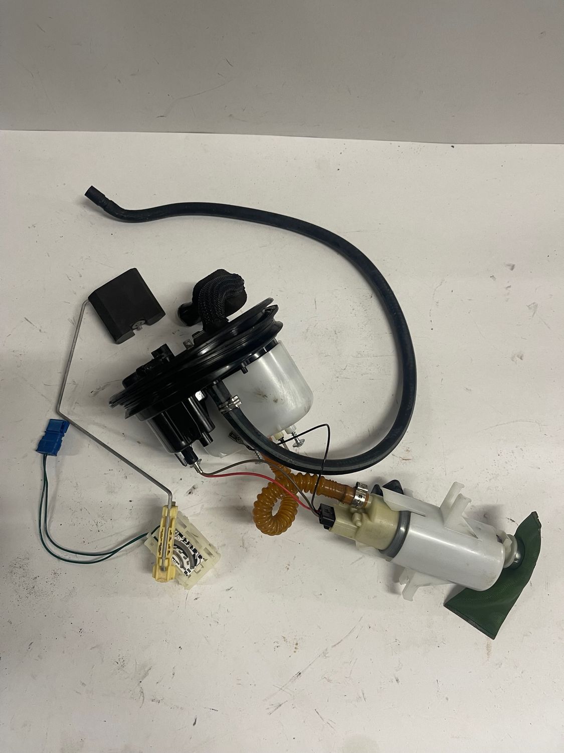 Fuel Pump & Sending Unit  16147680369 -2011 BMW R1200 RT