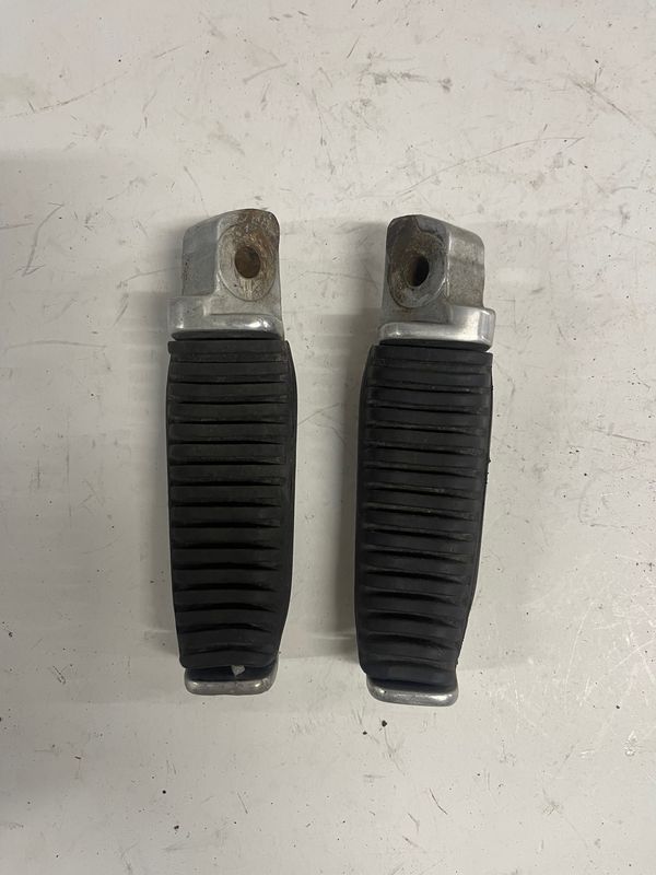 Passenger Foot Pegs Left & Right  43600/43700 --2000 Suzuki VZ800 Marauder