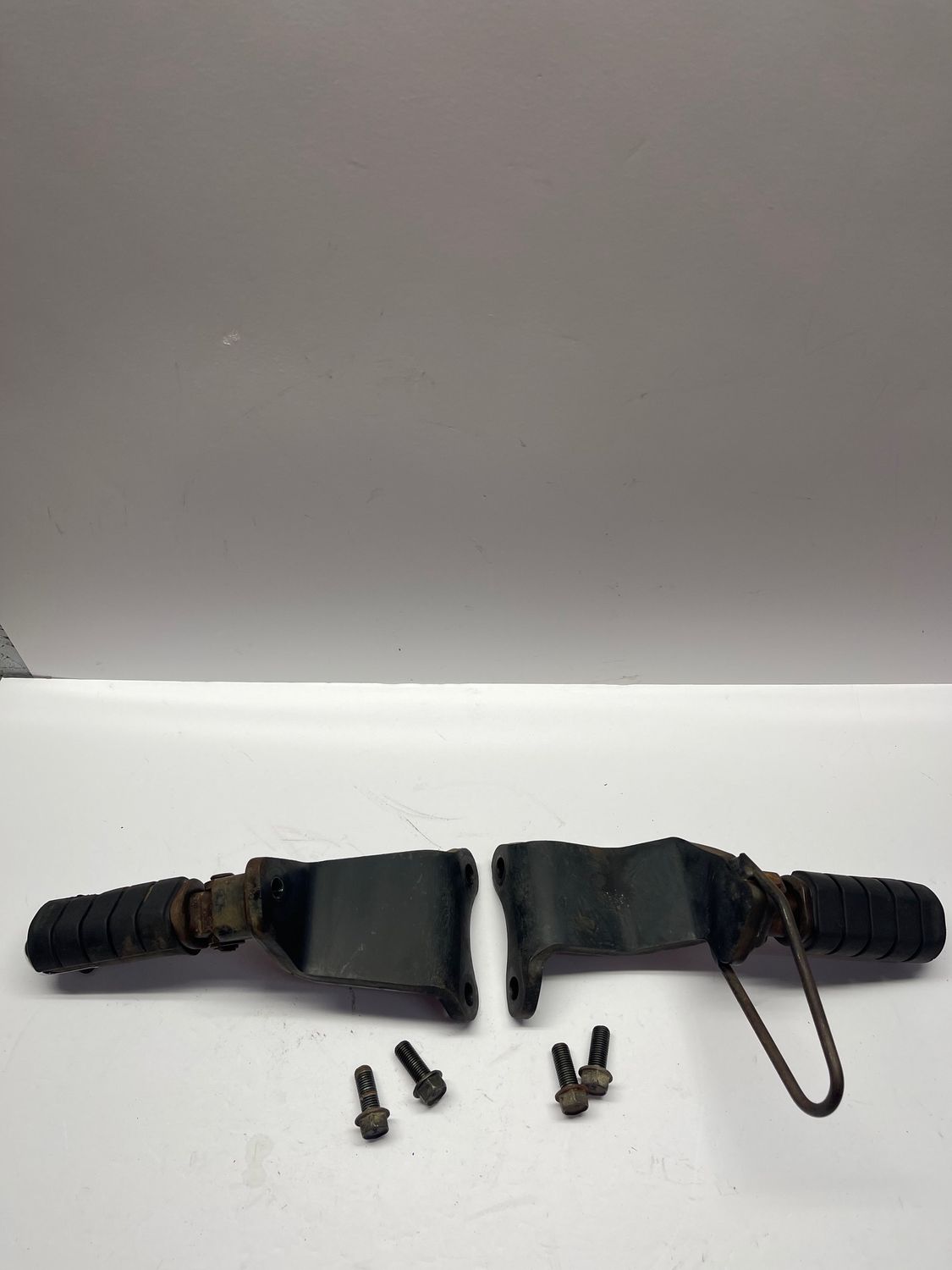 Driver Foot Pegs & Brackets 50625/50615-MEG-000--2006 Honda Shadow VT750