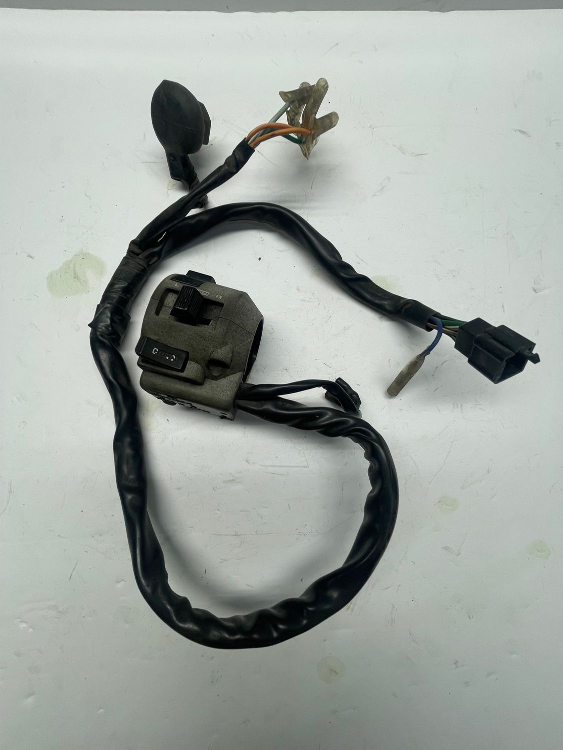 Left Handlebar Control Switch 35200-MNO-003--1987 Honda Magna VF700C