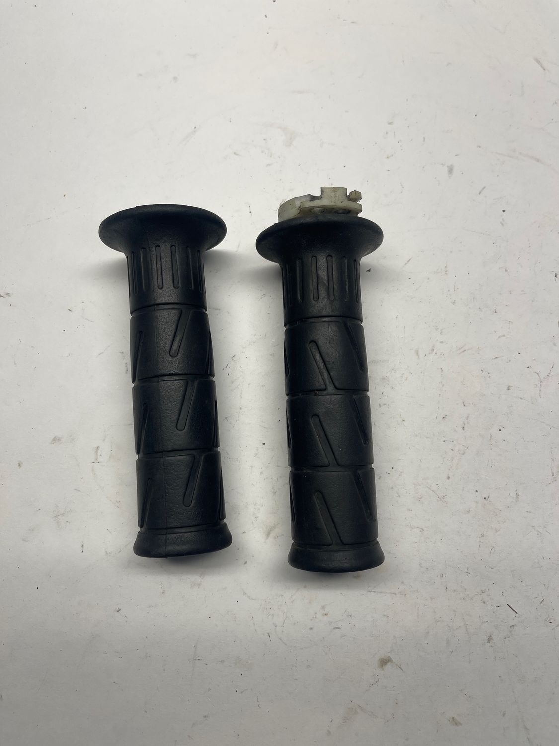 Grips-Pair 46019-1095/46075-1144--2001 Kawasaki ZX1100 D