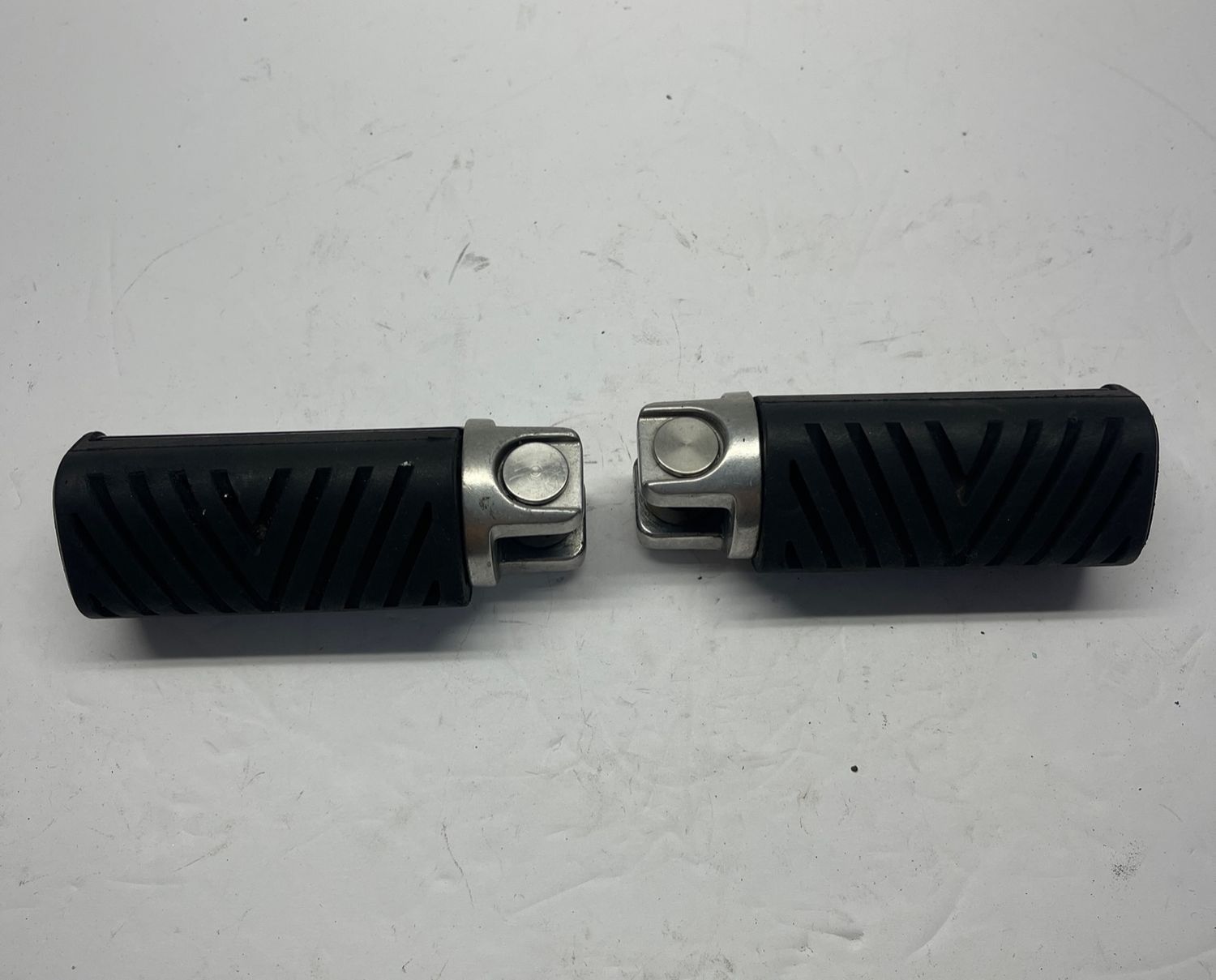 Passenger Foot Pegs Foot Rests 5132303/5132304--2000 Victory V92C