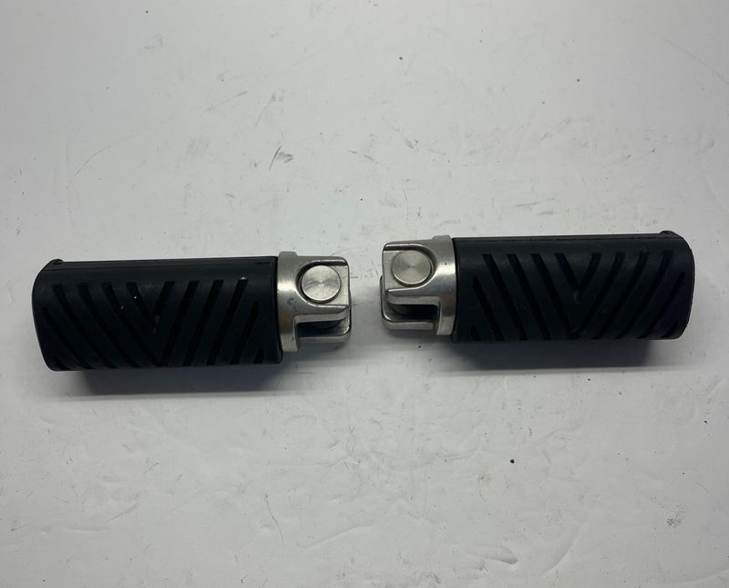 Passenger Foot Pegs Foot Rests 5132303/5132304--2000 Victory V92C