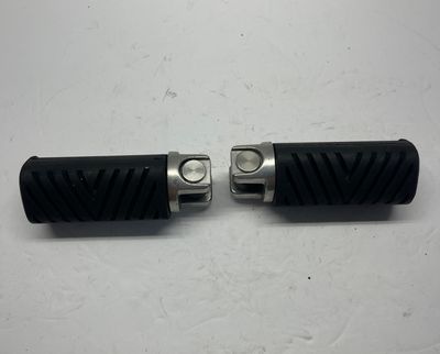 Passenger Foot Pegs Foot Rests 5132303/5132304--2000 Victory V92C