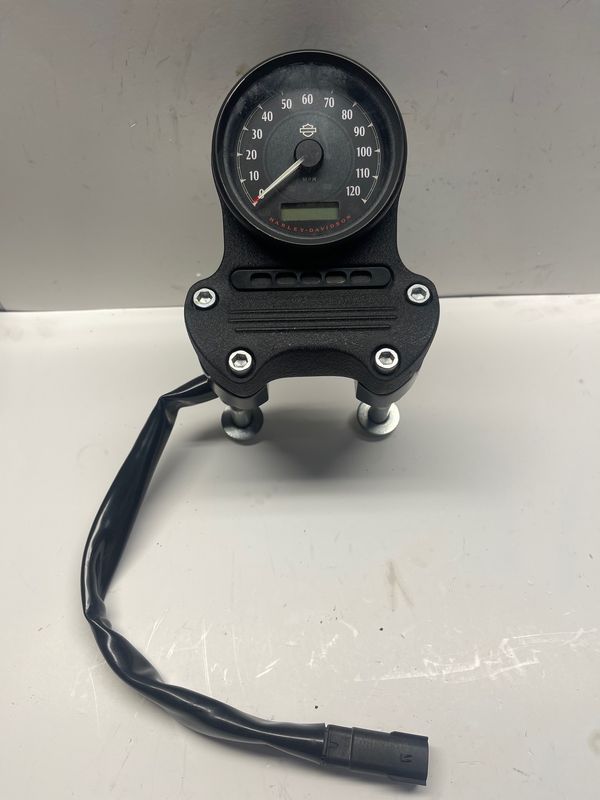 Speedometer w/ Mount 55847-05A, 69200080, 70900215A--2020 Harley-Davidson Sportster XL883 Speedometer w/ Mount 55847-05A, 69200080, 70900215A--2020 Harley-Davidson Sportster XL883