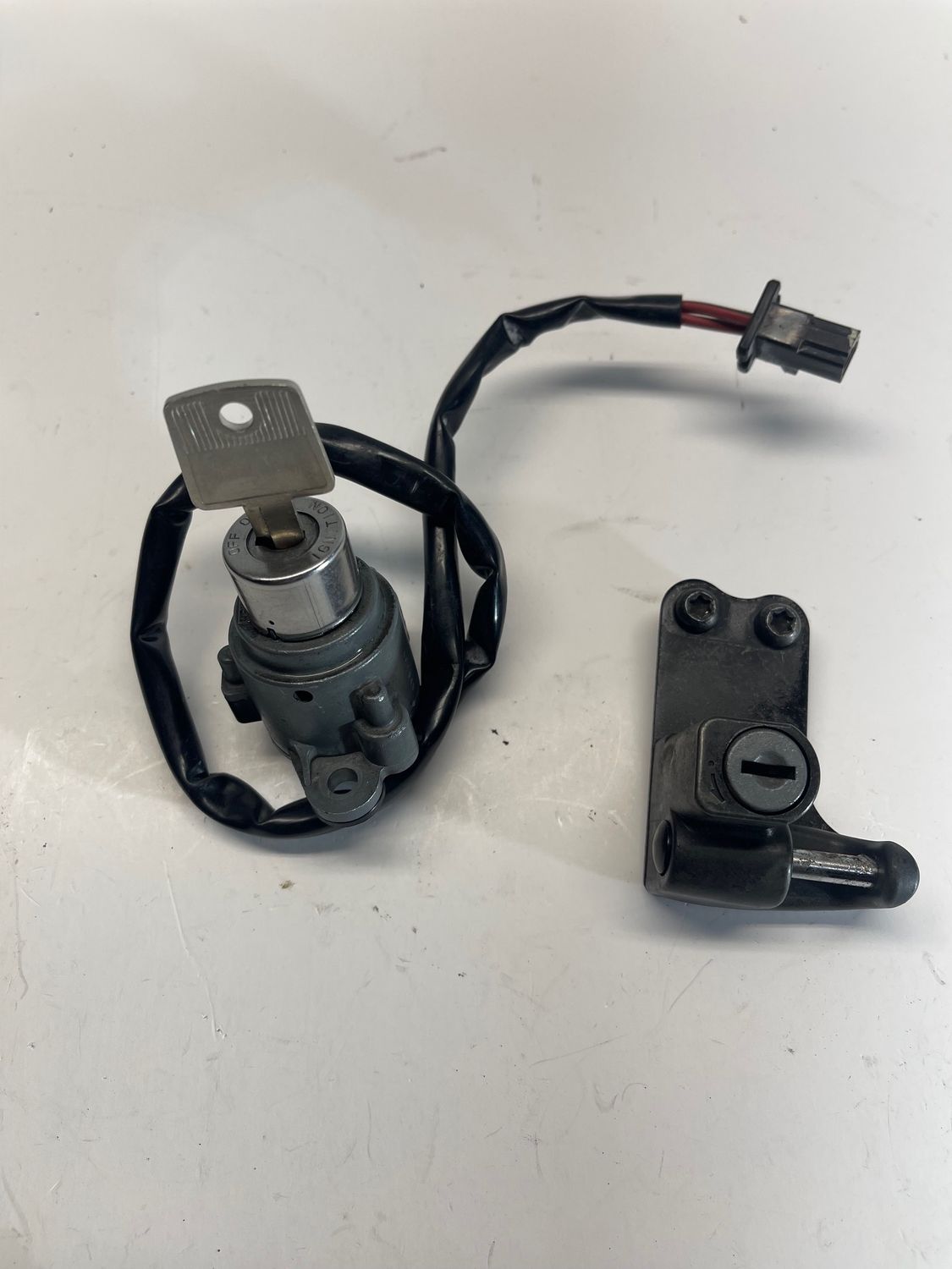 Ignition Switch & Seat Lock w/ Key--2010 Honda VT1300CR Stateline