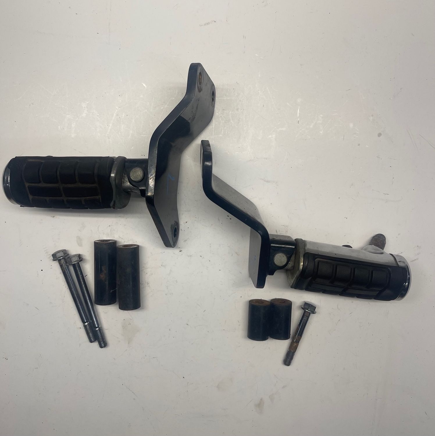 Front Driver Foot Pegs Rests & Brackets 50625-MFY-A00/ 50615-MFY-A00--2010 Honda VT1300CR Stateline