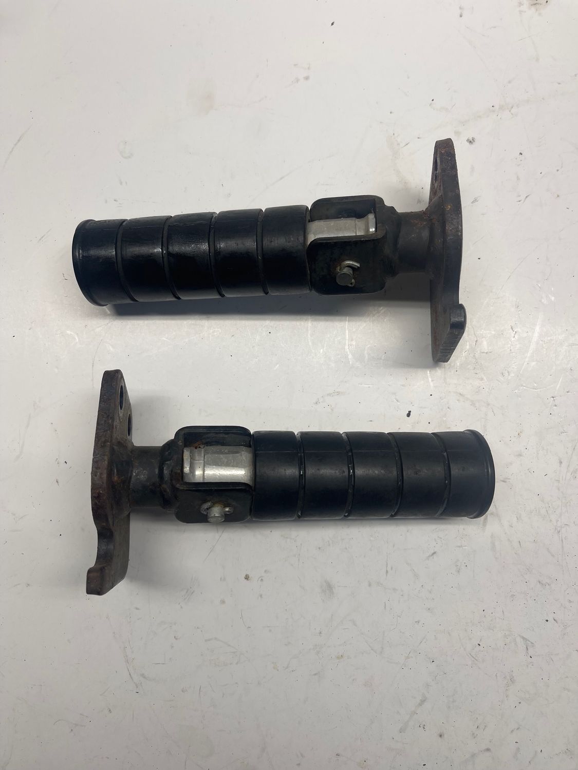 Passenger Pegs 5EL-27430-00-00/ 5EL-27440-00-00--2002 Yamaha V-Star XVS1100APR Classic