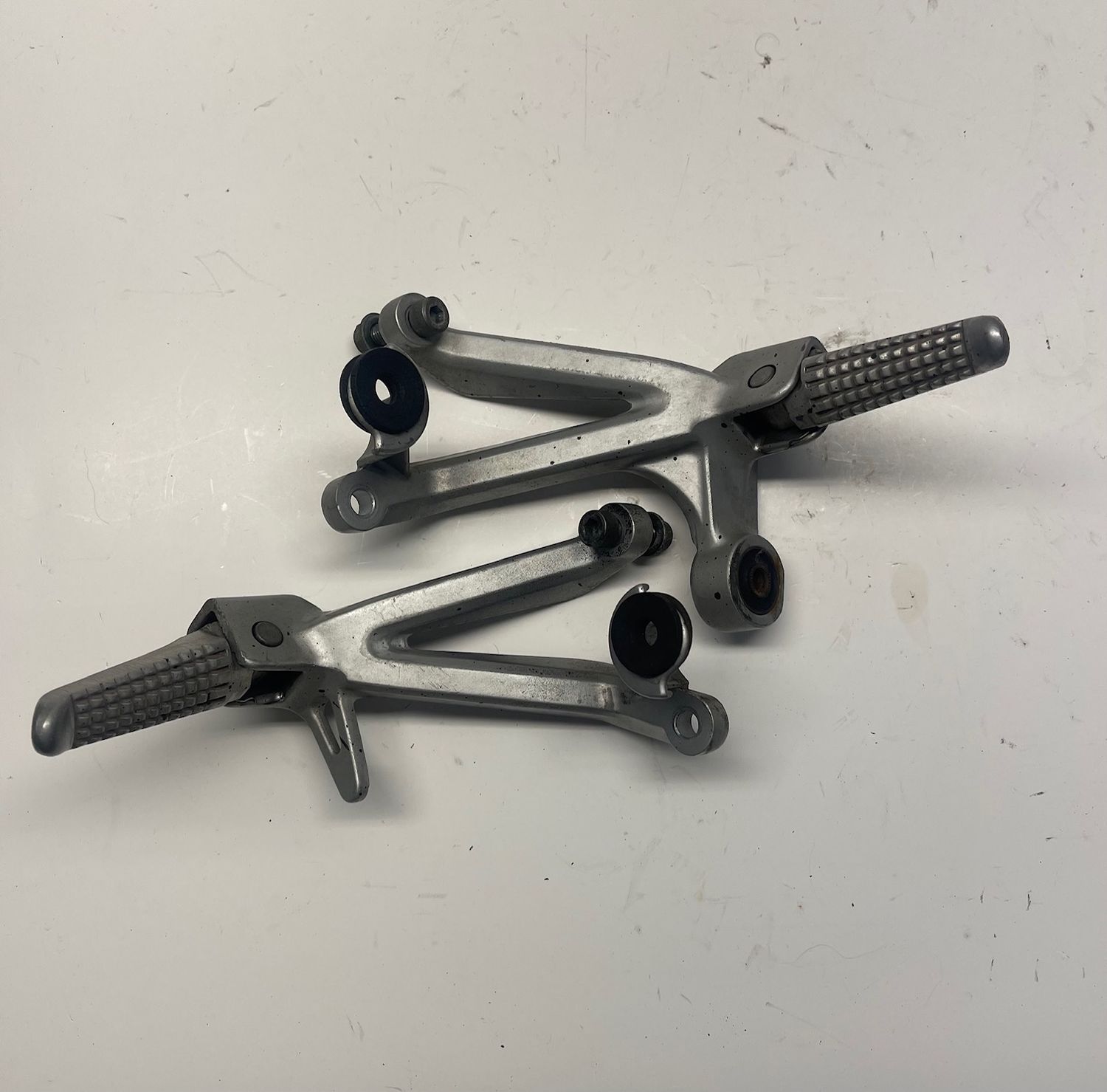 Passenger Foot Pegs Left Right Set 43621-35F00/ 41600-35F00--2002 Suzuki GSXR750