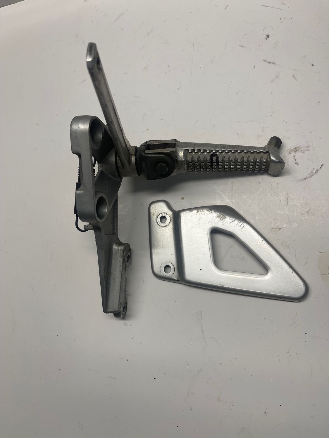 Right Driver Foot Peg w/ Bracket 43511-35F00--2002 Suzuki GSXR750