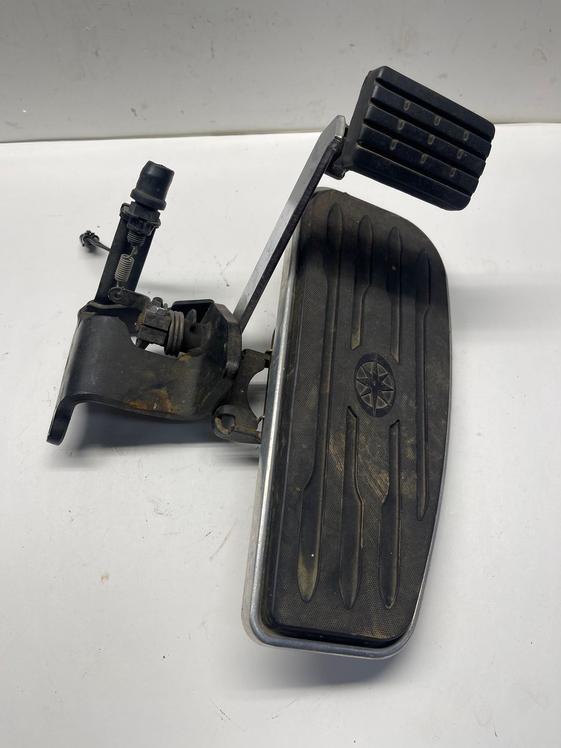 Right Driver Floorboard w/ Brake Pedal--2002 Yamaha V-Star XVS 1100