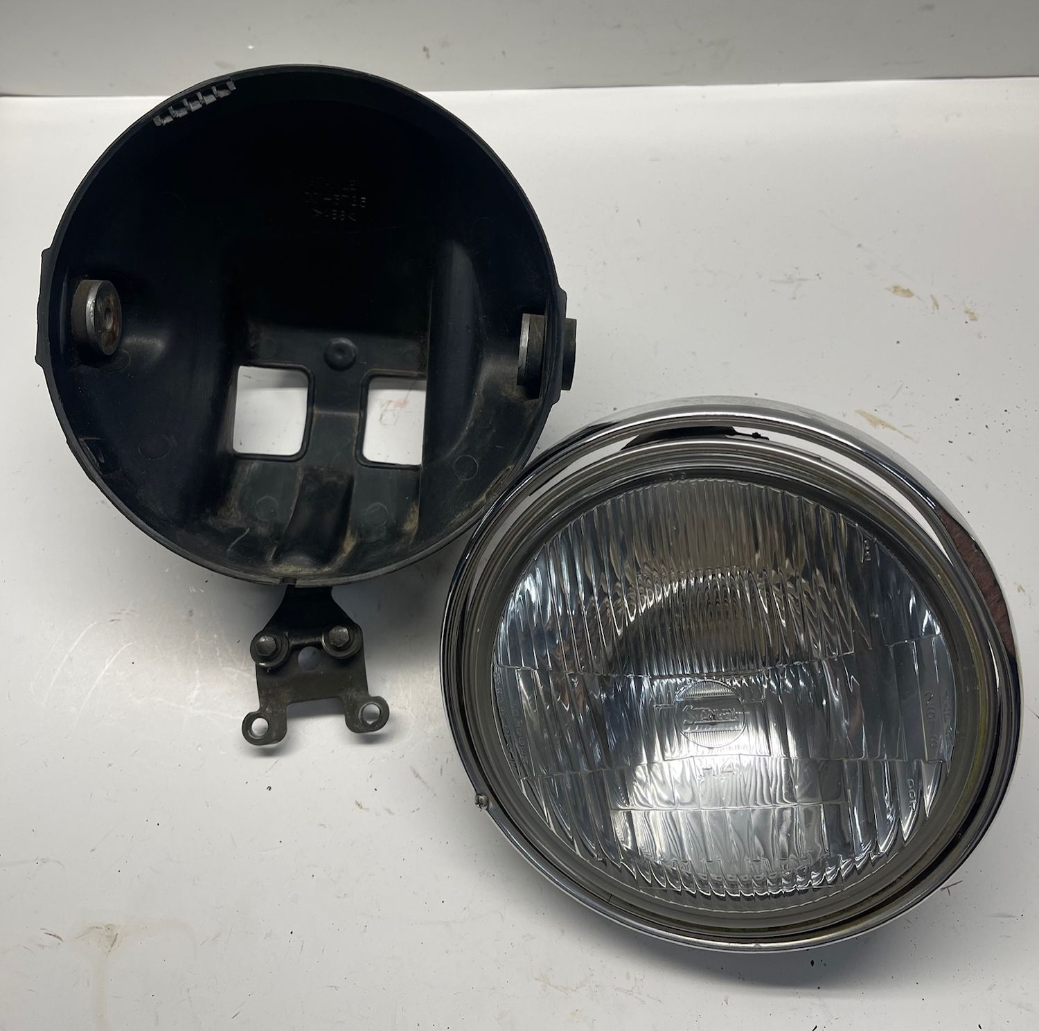 Headlight and Bucket 23007-1371/ 23005-1102-21--2000 Kawasaki ZR750 F2 Headlight and Bucket 23007-1371/ 23005-1102-21--2000 Kawasaki ZR750 F2