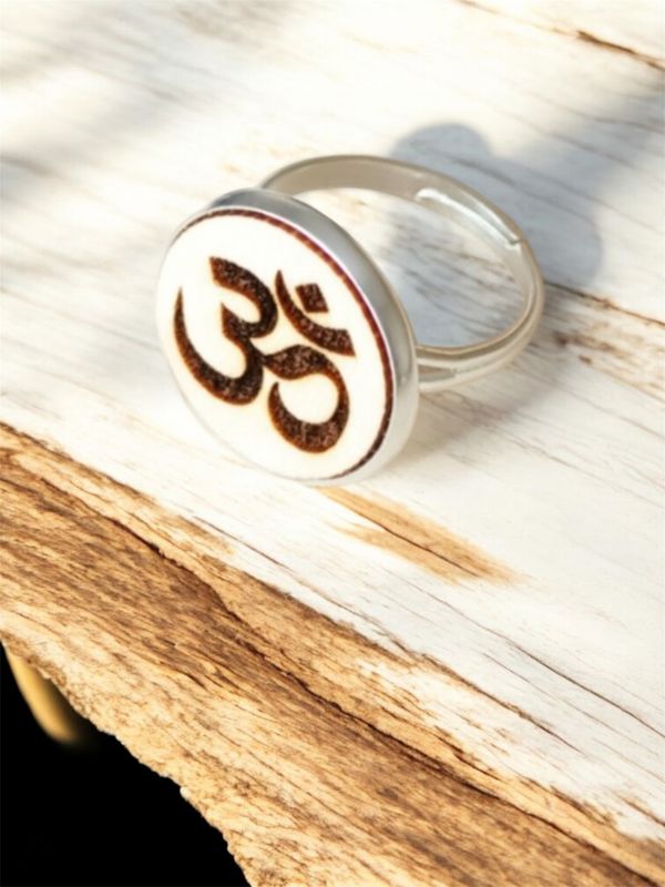 „Om“-Ring – Ein Symbol für Harmonie & Spiritualität