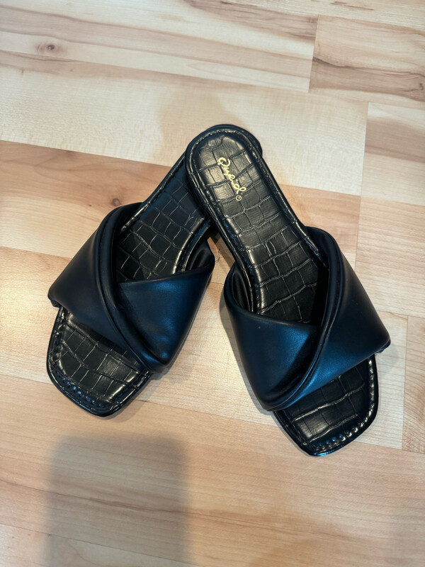 Black Flat Slipper Slides