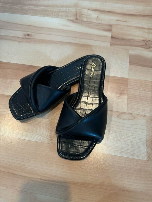 Black Flat Slipper Slides