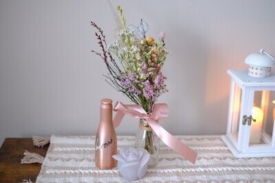 Valentinsbox mit kleinem Trockenblumenstrauß, Mini ProseccoRosé und Rosenkerze