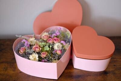 Herzbox gefüllt mit Trockenblumen