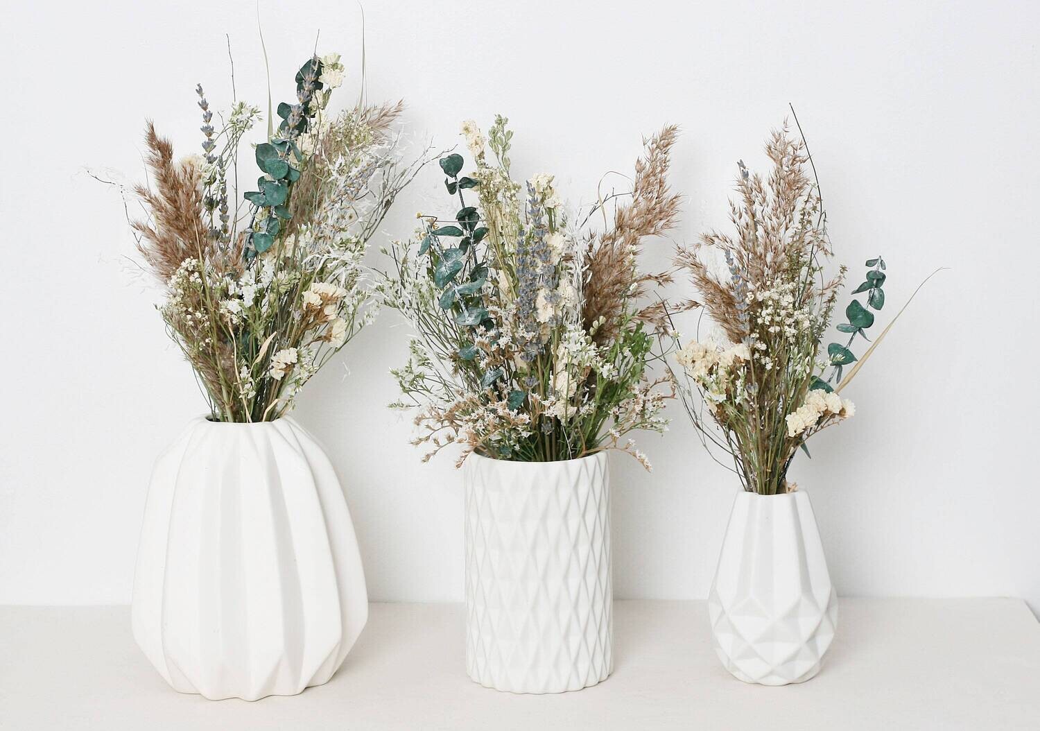 Trockenblumenstrauß in Porzellan Vase