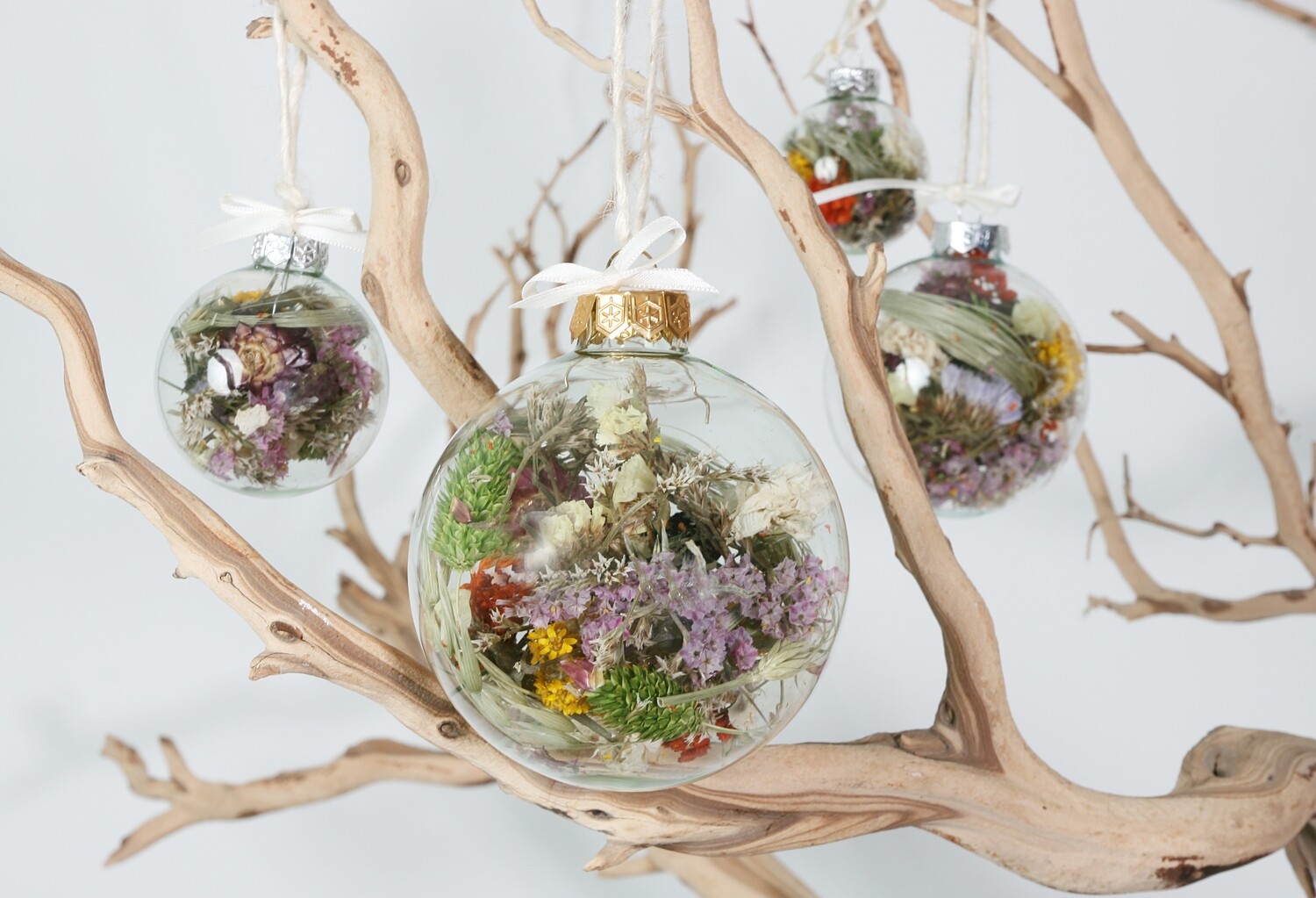 Glaskugel gefüllt mit Trockenblumen - Serie "Landstreicher"