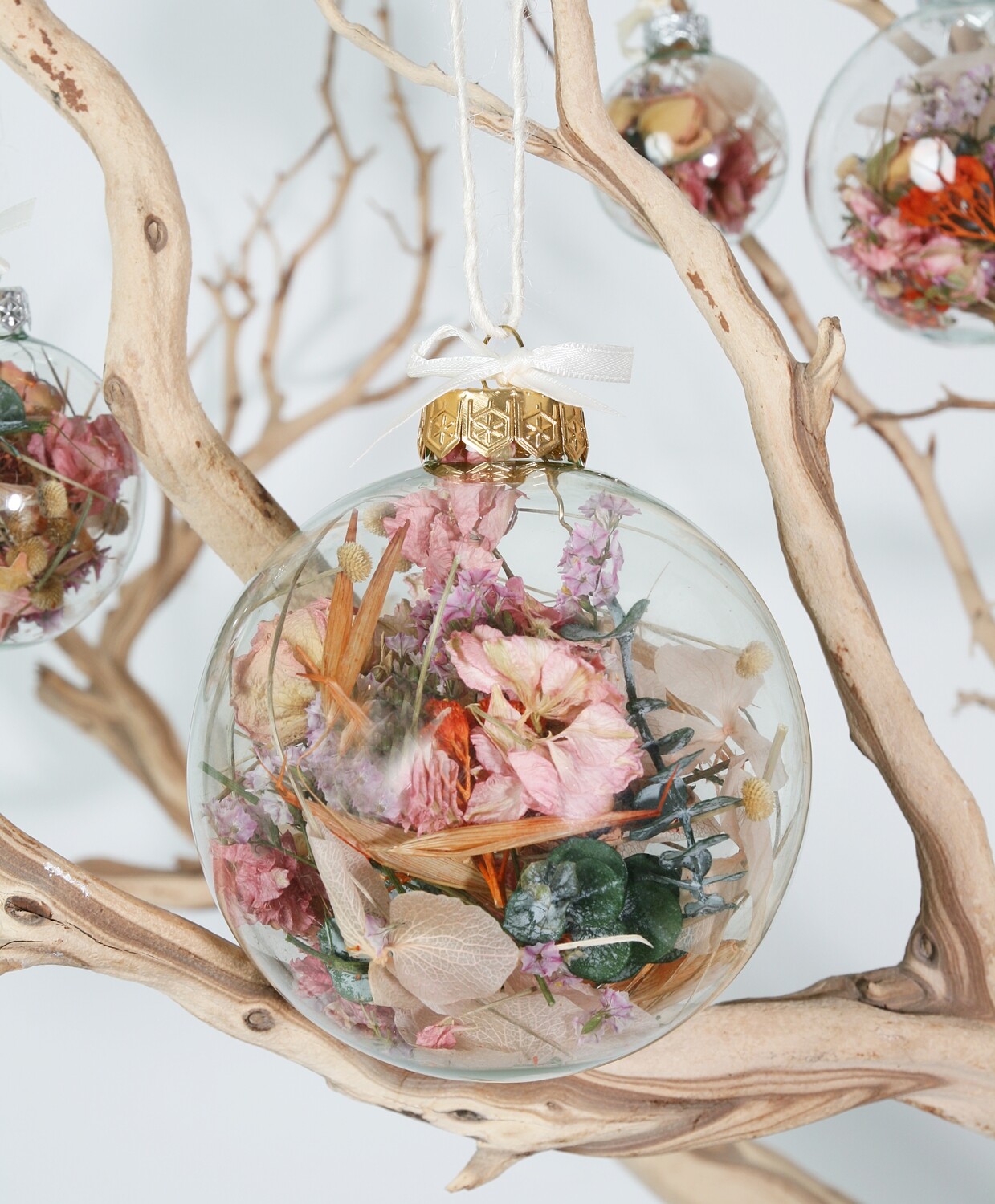 Glaskugel gefüllt mit Trockenblumen - Serie "Ella"