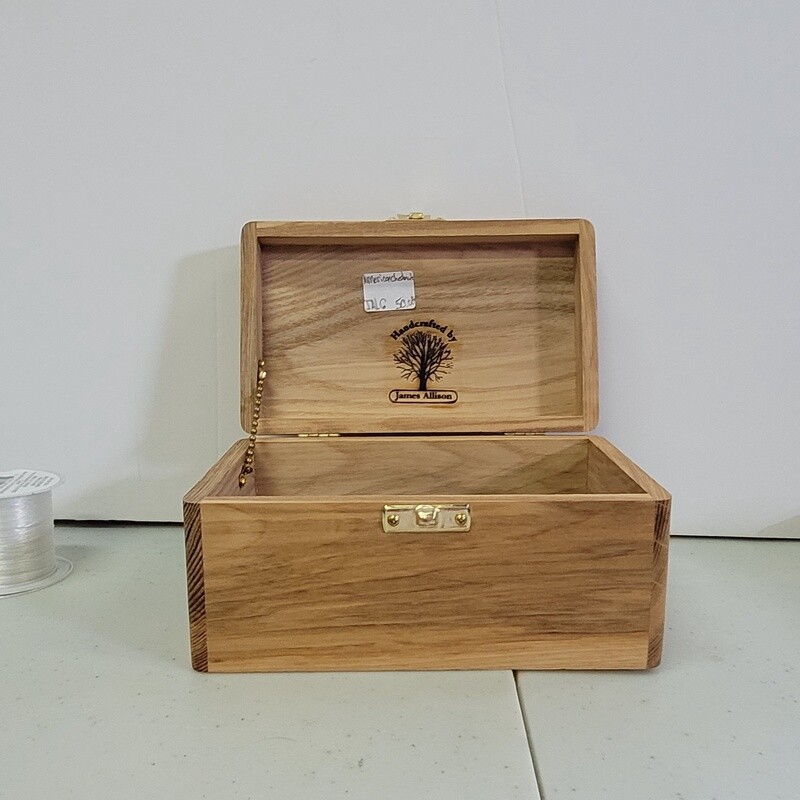 American Chestnut wood boxBoîte en bois de marronnier