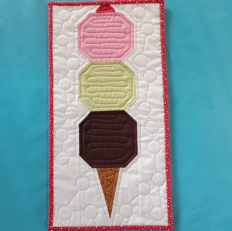 Ice cream cone quilted wall hanging - Tenture murale matelassée avec motif de cornet de crème glacée