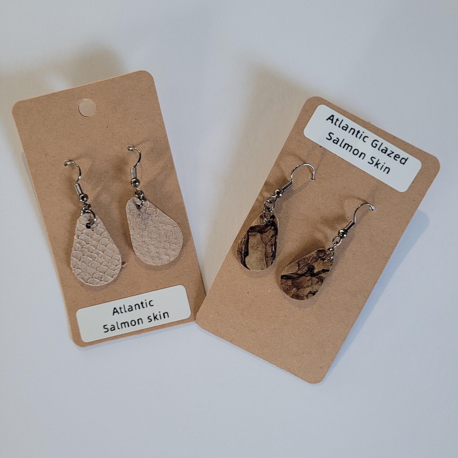 Medium Salmon skin Earrings/ Moyen Boucles d&#39;oreilles en cuir de saumon