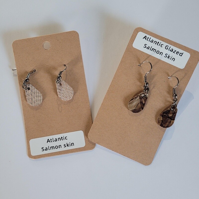 Small Salmon skin earrings / Petits boucles d'oreilles en cuir de saumon