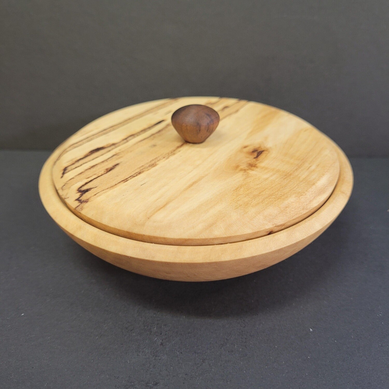 Small round applewood box with lid / Petite boite ronde en bois de pommier avec couvercle
