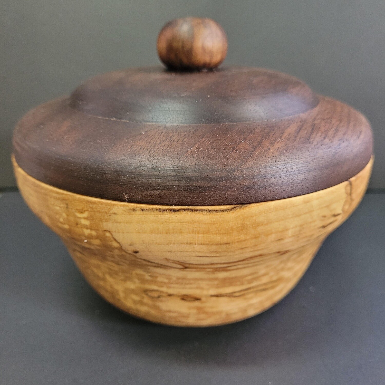 Small Maple round box with lid / Petite boite ronde en érable avec couvercle