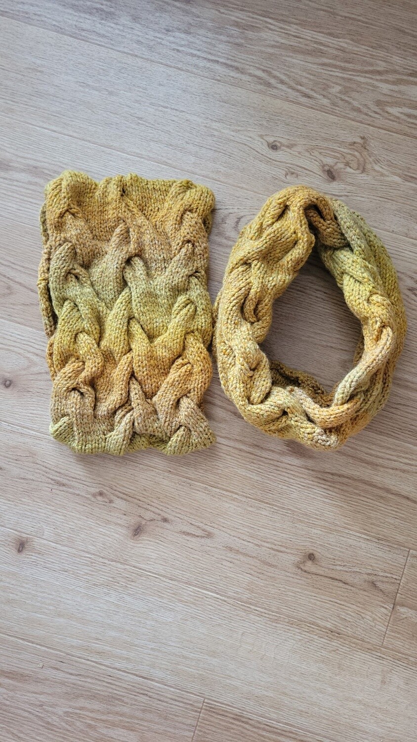 Cowl w/Cables yellow/gold
