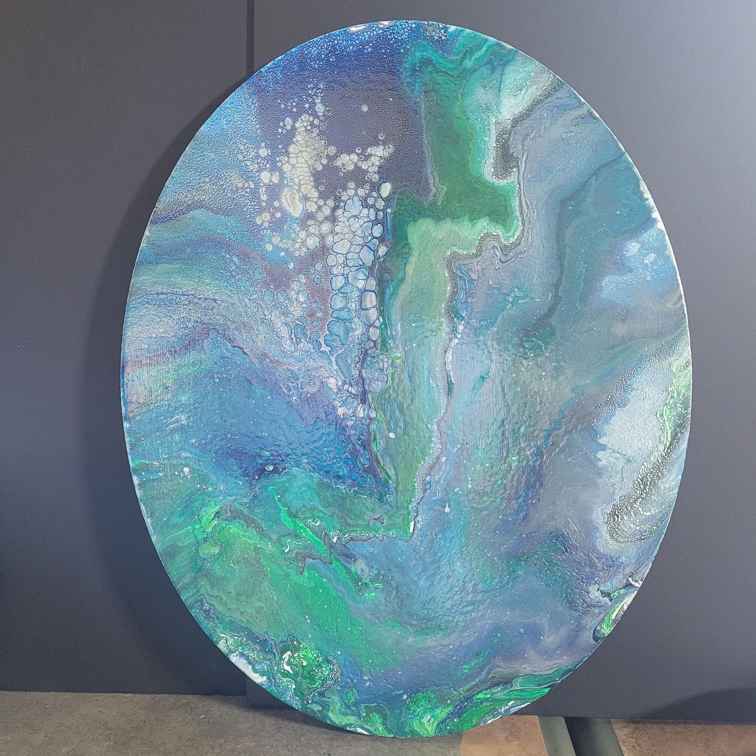 Fluid art on oval canvas / Art fuide sur toile ovale