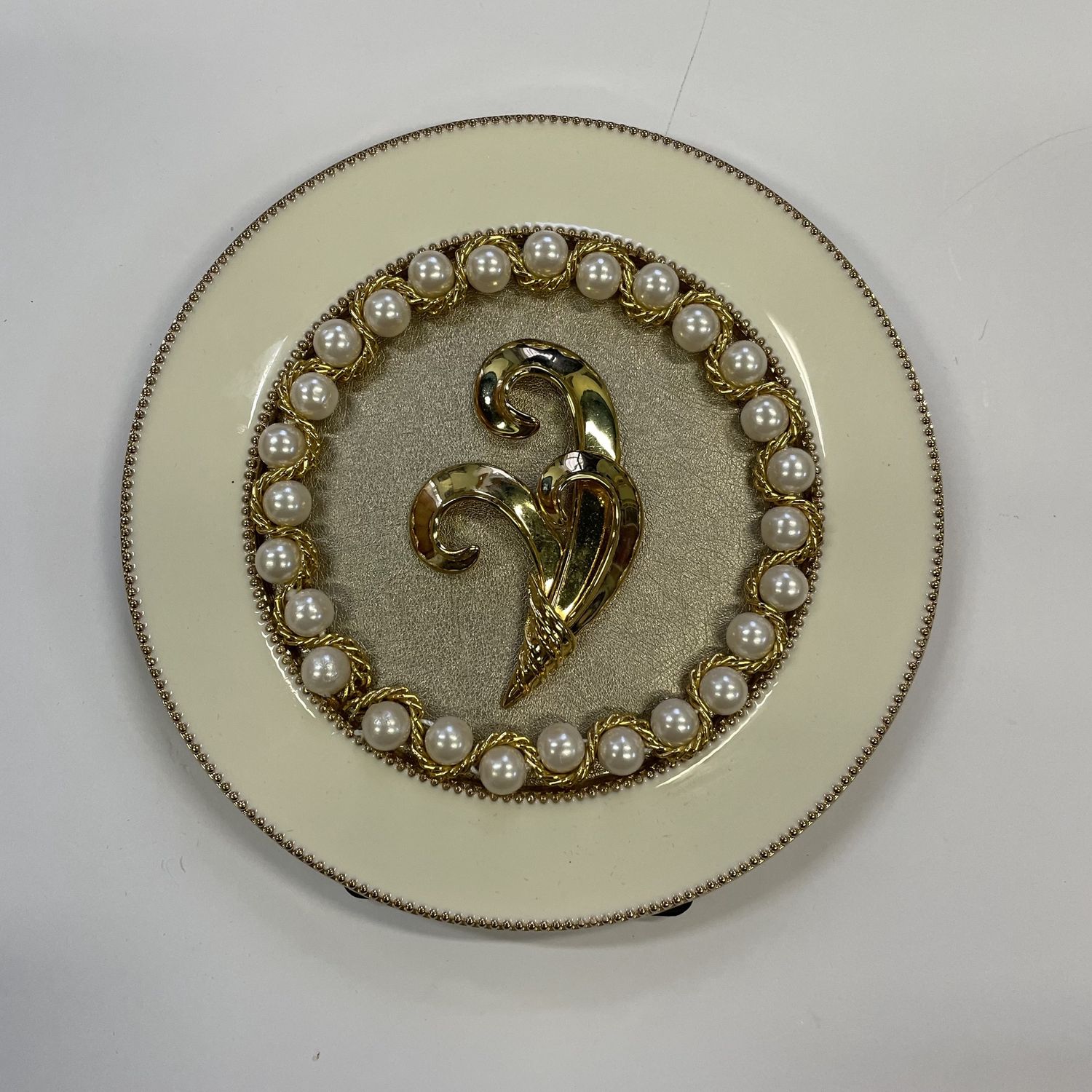 Beige frame with pearl