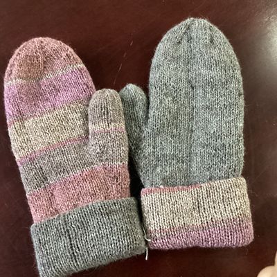 Reversible Knitted Mittens - Taupe/Pink