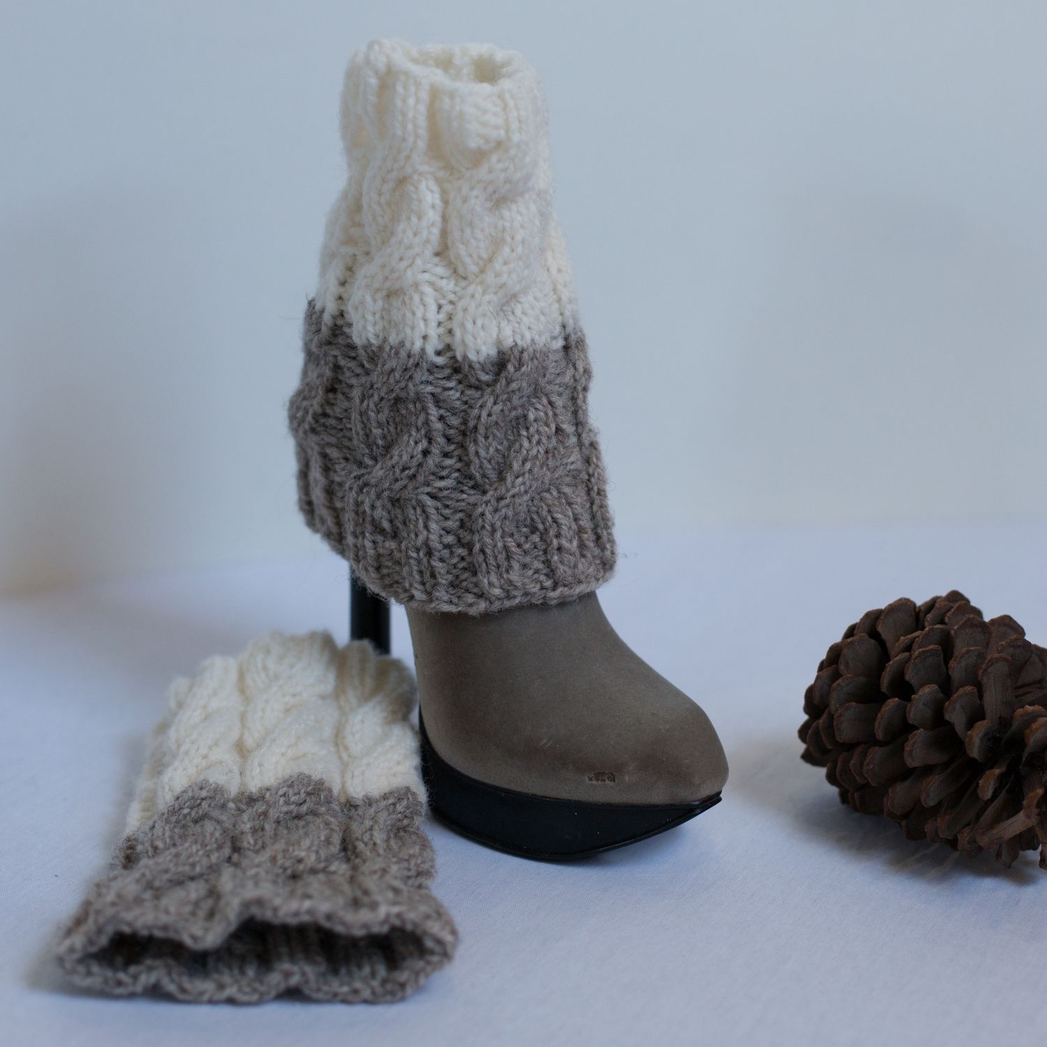 Wrist Warmers / chauffe-poignet, Color / Couleur: Off White &amp; Grey/Gris et blanc cassé, Gender: Ladies / Femme, Size / Grandeur: OS/TU