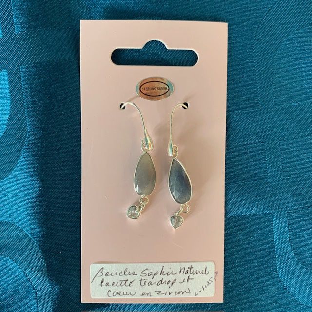 Earrings with natural saphire