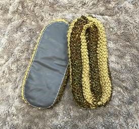 Knitted slippers with leatherette soles, Color / Couleur: Yellow/Jaune, Grandeur/Size: 24cm/9cm