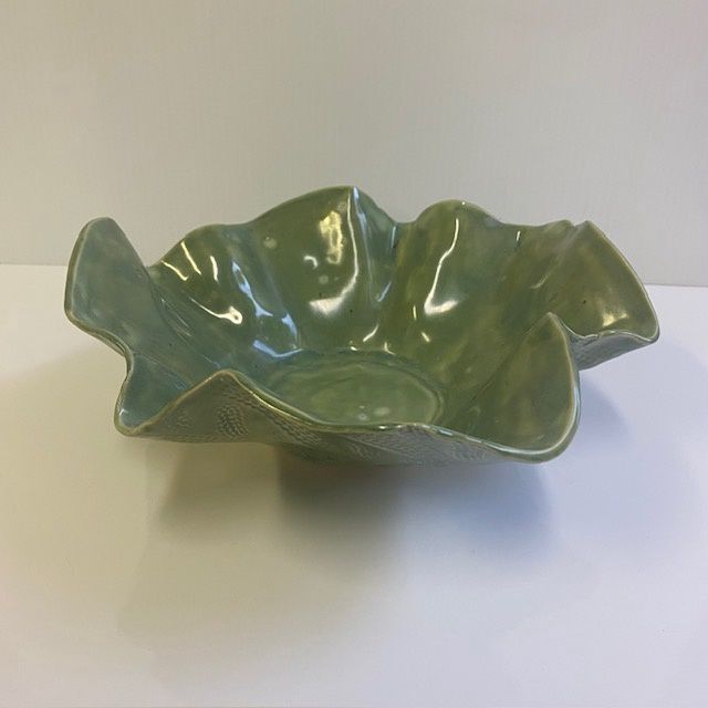 Wavy bowl (green tea)