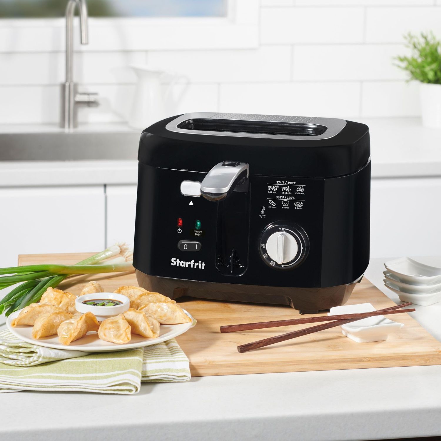 Starfrit 2.5L Oil Fryer with Removable Ceramic Bowl - Adjustable Temperature Control - Magnetic Power Socket and Large Viewing Window
