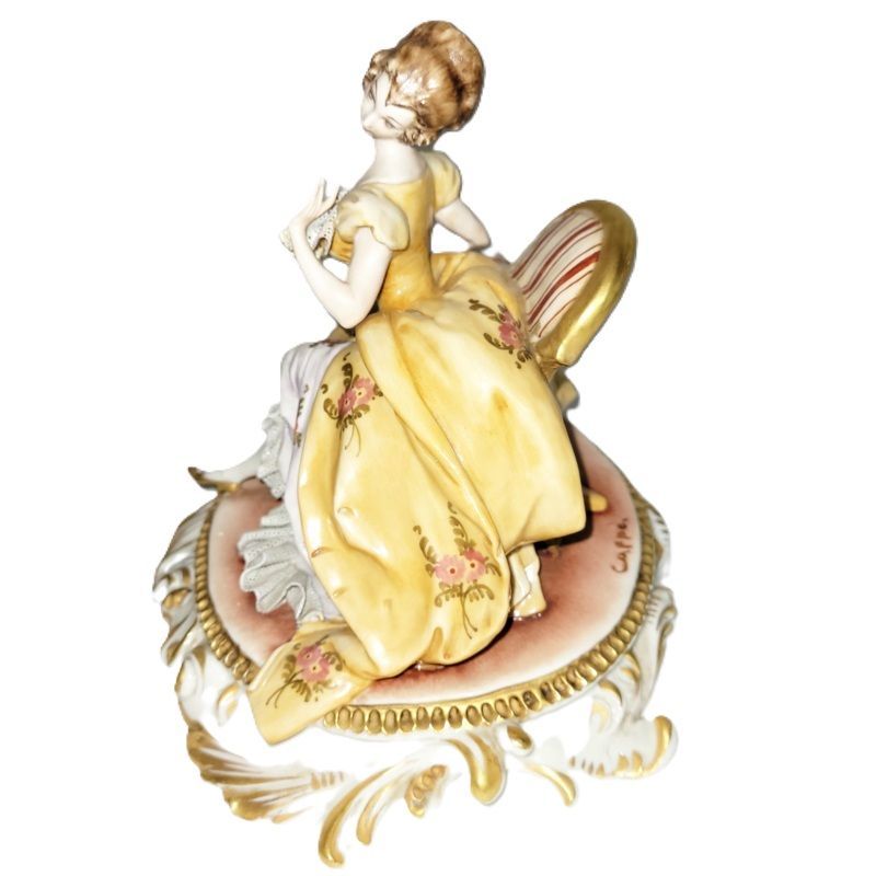 Porzellanspitzen Porzellanfigur "Dame" auf Natursockel vergoldet