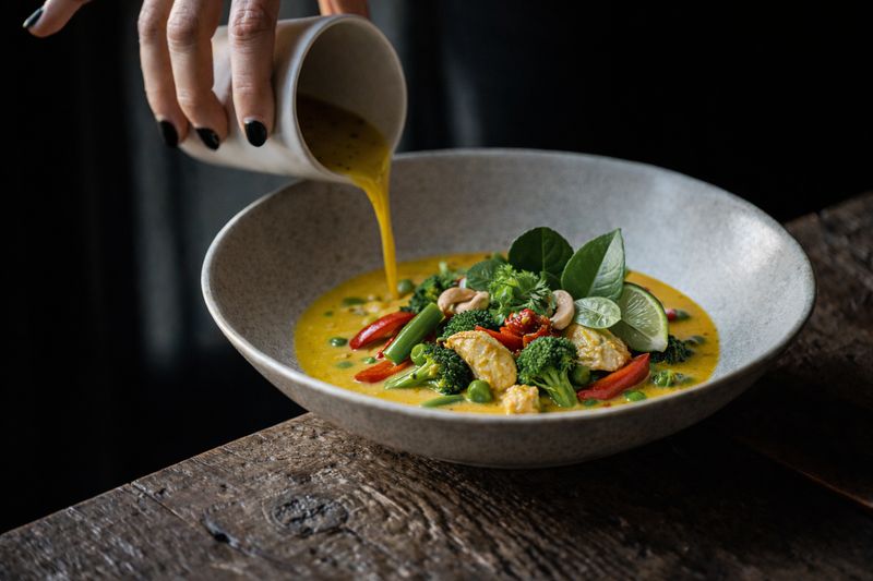 Thaise curry (kip, scampi of shii take)