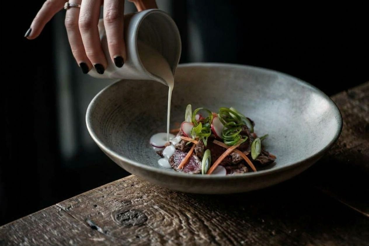 Pickled Jam - Salade met gepekelde groenten. Keuze tussen: Thai beef / gerookte zalm / pulled chicken / geitenkaas
