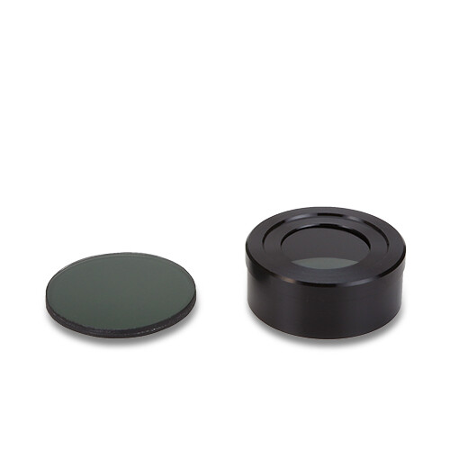 Simpele polarisateset. De analysator wordt geplaatst op het oculair, de 32 mm diameter polarisator wordt geplaatst in de filterhouder